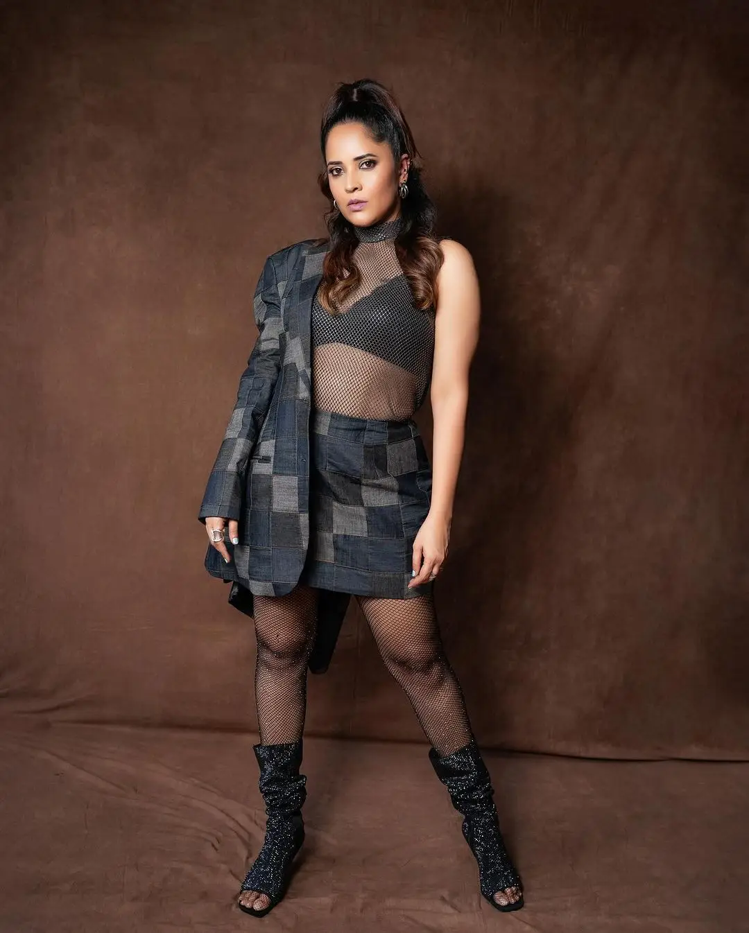 ANASUYA BHARADWAJ PHOTOSHOOT LONG LEGS SHOW IN BLACK SHORT SKIRT TOP 14